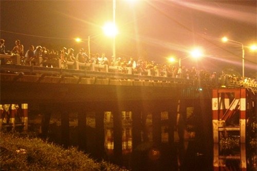 đôi nam nữ, nhảy cầu, sông Vàm Thuận