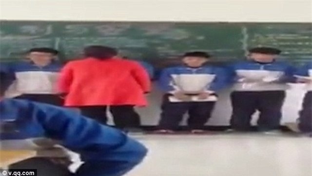 tq: 7 hoc sinh xep hang doi co giao tat hinh anh 1