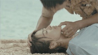 Cảnh hô hấp nhân tạo này có vẻ giống với một cảnh… hôn mùi mẫn hơn là cấp cứu