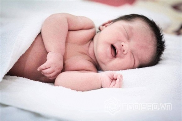 Phi Thanh Vân bế con  1