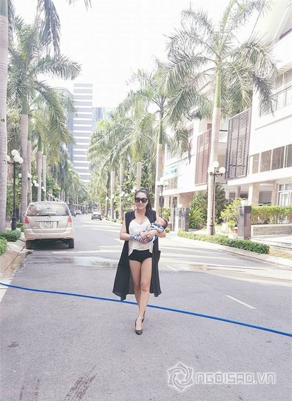 Phi Thanh Vân bế con  7