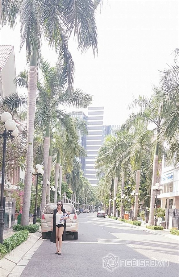 Phi Thanh Vân bế con  6