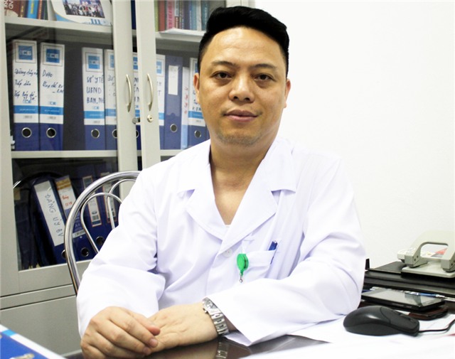 Bác sỹ Trần Văn Cương - Phó GĐ Bệnh viện Sản Nhi Nghệ An: không khuyến cáo hạ sốt cho trẻ bằng nước lạnh hoặc nước đá.