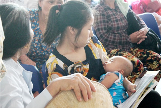 Khi trẻ sốt cao, co giật phải cắt cơn co giật, sơ cứu ban đầu và đưa đến cơ sở y tế (ảnh minh họa).