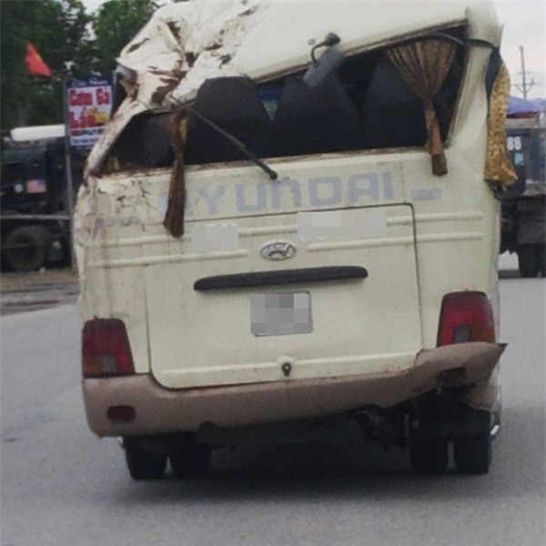 Quảng Ninh: Xe khách biến dạng tan nát vẫn bon bon lưu thông trên đường - Ảnh 2.