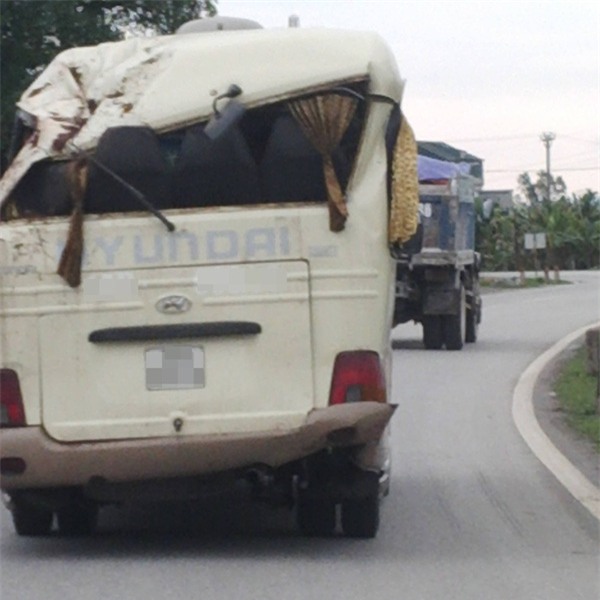 Quảng Ninh: Xe khách biến dạng tan nát vẫn bon bon lưu thông trên đường - Ảnh 3.