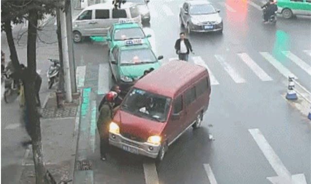 video: co gai tq bi xe hoi chet trong 48 giay hinh anh 2