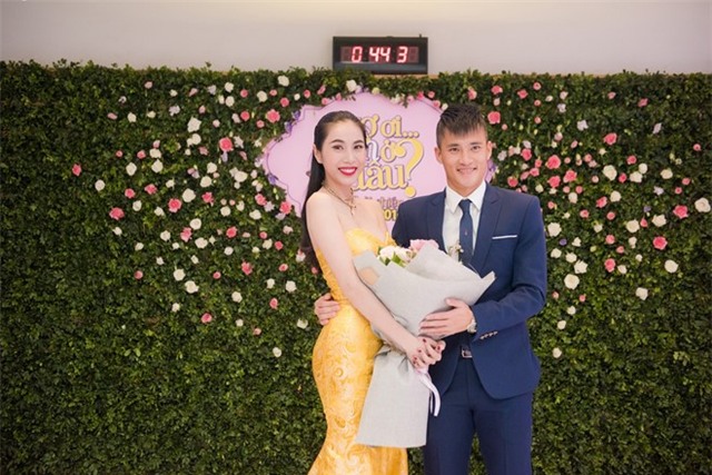 Cong Vinh bi Thuy Tien lam bong da dau khi dong phim hinh anh