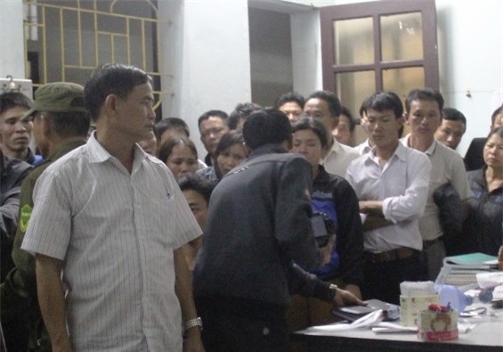 Rất đông người thân mang thi thể cháu Thu đến bao vây Bệnh viện đa khoa huyện Quỳnh Lưu. Ảnh: Ngọc Khánh.