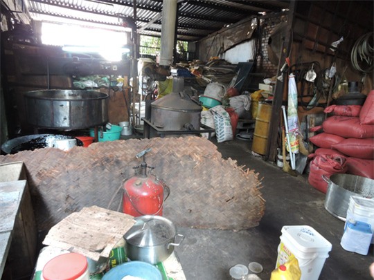 Bên trong cơ sở rang cà phê bẩn