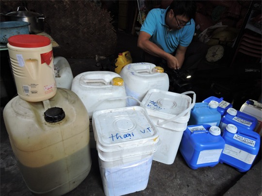 Các thùng chứa gia vị chưa rõ nguồn gốc của cơ sở rang cà phê