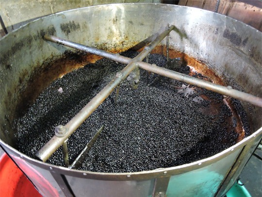 Máy xay đậu tương với những vết ố vàng lâu ngày