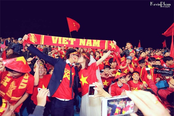 Tan chảy với màn khóa môi của cô dâu - chú rể trong trận thắng hoành tráng của tuyển Việt Nam - Ảnh 2.