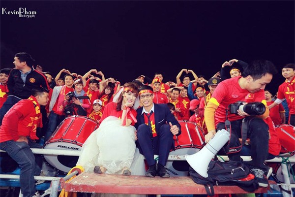 Tan chảy với màn khóa môi của cô dâu - chú rể trong trận thắng hoành tráng của tuyển Việt Nam - Ảnh 3.