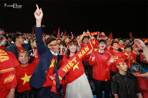 Tan chảy với màn khóa môi của cô dâu - chú rể trong trận thắng hoành tráng của tuyển Việt Nam - Ảnh 4.