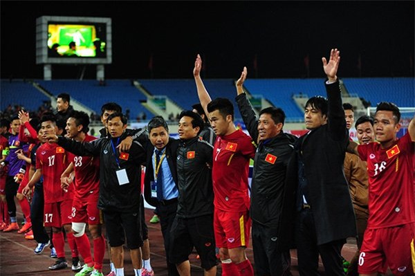 Ra mắt rt], HLV Hữu Thắng mắt ngấn lệ