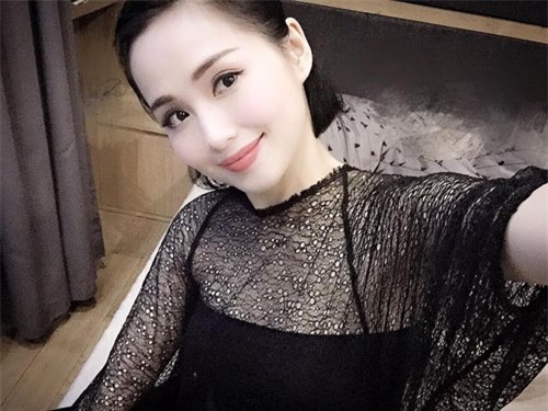 
Cận cảnh làn da trắng hồng, mịn màng của bà mẹ hot girl khiến nhiều cô gái trẻ ngưỡng mộ.
