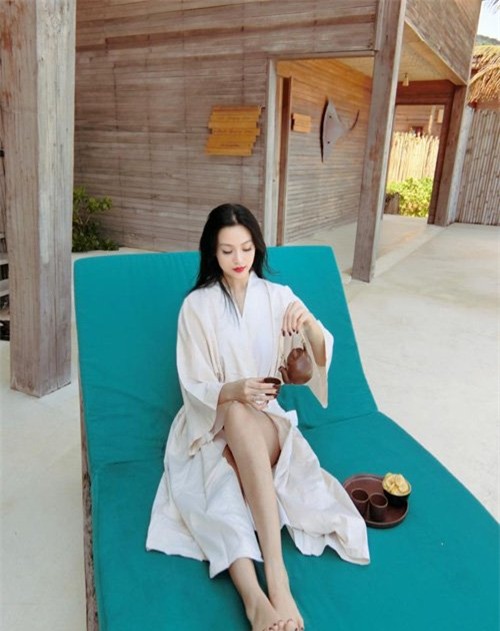 Sau khi lập gia đình, Huyền Baby rút khỏi làng giải trí và tận hưởng cuộc sống xa hoa không kém bất cứ người đẹp nào trong showbiz.