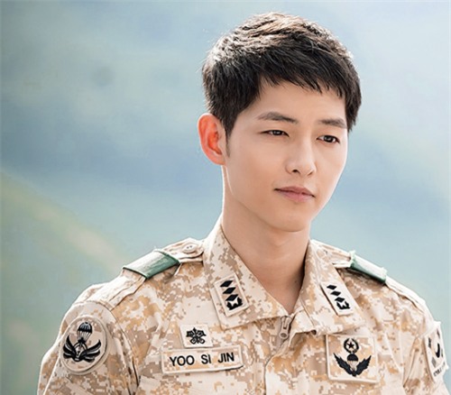 Song Joong Ki ngoai doi khac xa trong 'Hau due mat troi' hinh anh