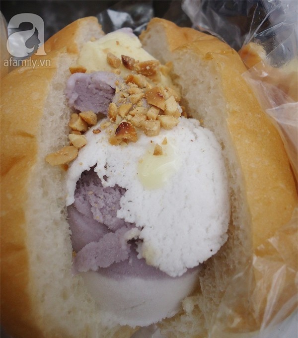 Sài Gòn: Mua "vé về tuổi thơ" với bánh mì kẹp kem siêu rẻ 2