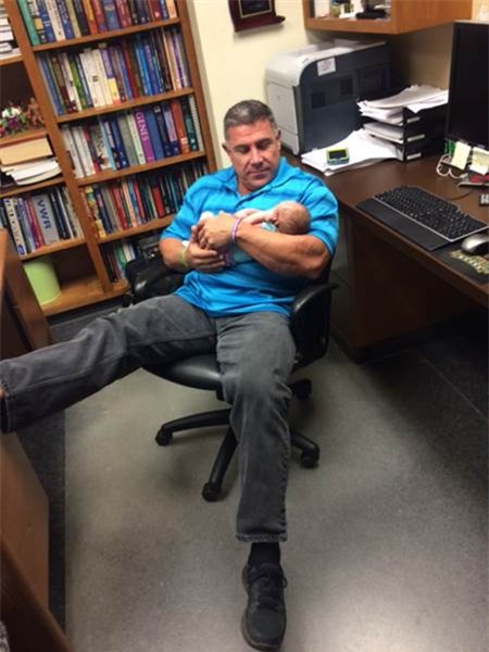 my: thay vua be con nu sinh vua giang bai trong 55 phut hinh anh 2