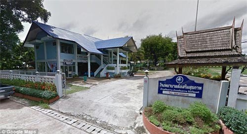 me bi thuong mau chay dam dia van cho con bu tren giuong benh - 2