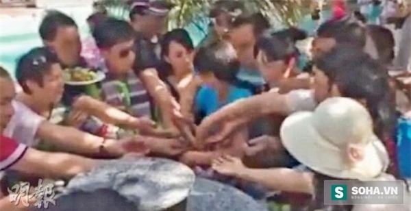 Một cảnh trong đoạn clip cho thấy du khách Trung Quốc đang tranh giành nhau lấy cho được càng nhiều vải càng tốt.