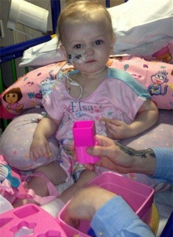 dam cuoi cua be gai 1 tuoi khien nhieu nguoi roi le hinh anh 2