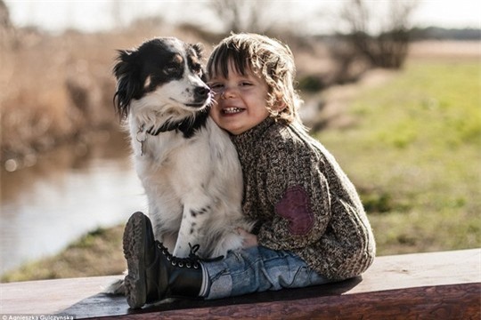 Sốt những bức ảnh siêu dễ thương giữa bé và chó