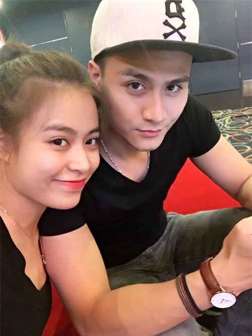 Sau gần nửa năm yêu nhau, cả hai quyết định công khai chuyện tình cảm với người hâm mộ.