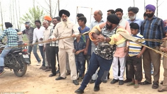 Người đàn ông cho xe hơi chèn qua cơ thể để ghi kỷ lục thế giới 12