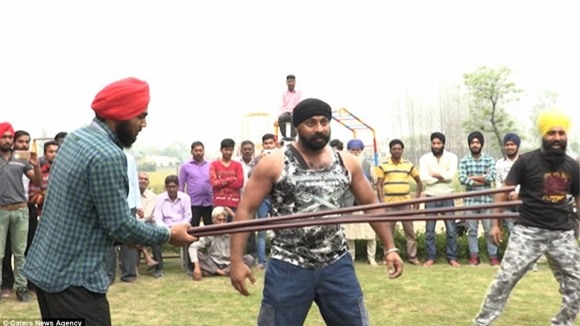 Người đàn ông cho xe hơi chèn qua cơ thể để ghi kỷ lục thế giới 10