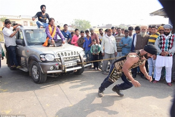 Người đàn ông cho xe hơi chèn qua cơ thể để ghi kỷ lục thế giới 8