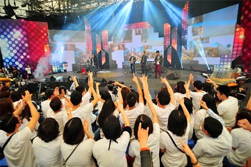 ngan giot nuoc mat roi trong show tuong nho tran lap hinh anh 1