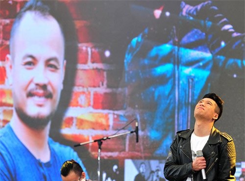 ngan giot nuoc mat roi trong show tuong nho tran lap hinh anh 2