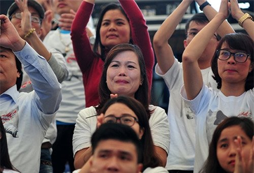 ngan giot nuoc mat roi trong show tuong nho tran lap hinh anh 8