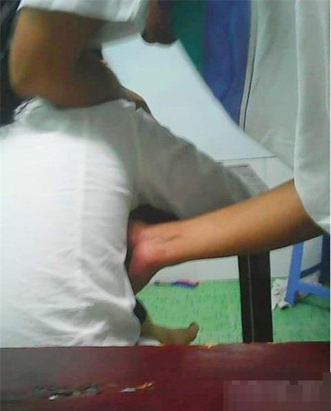 thay giao luon tay qua nach nu sinh bi chuyen cong tac hinh anh 1