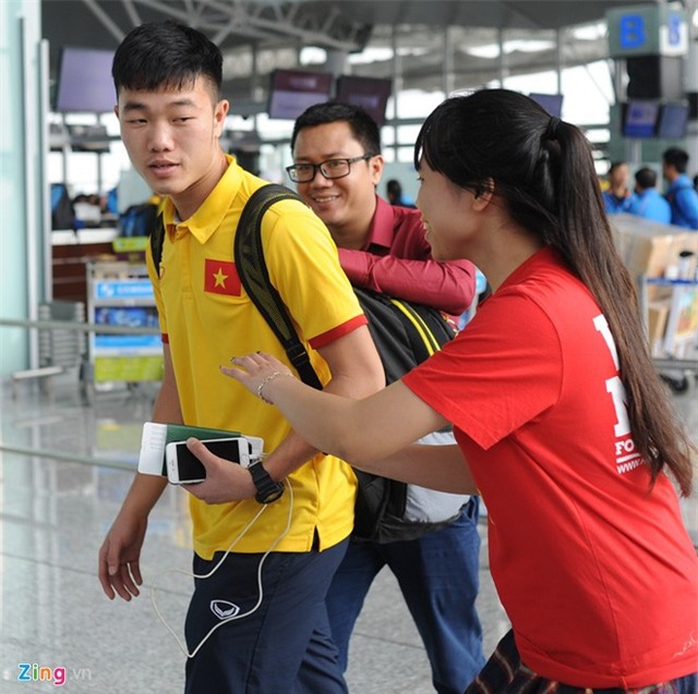 Sau trận đấu, nhiều NHM phát cuồng vì Xuân Trường và đồng đội (Ảnh: Zing.vn).