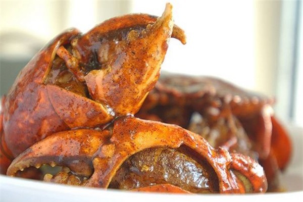 Cua sốt ớt - Món hải sản mang tính biểu tượng nhất Cua sốt ớt có mặt tại Singapore từ những năm 1950, và bếp trưởng Hooi người tạo ra món ăn này giờ đã 80 tuổi. Phiên bản đầu tiên của ông Hooi là cua được nấu quyện với sốt sambal nhiều gia vị, nước dùng thịt, nước cốt chanh, thêm chút trứng mây vào sốt và chấm cùng bánh bao chiên.