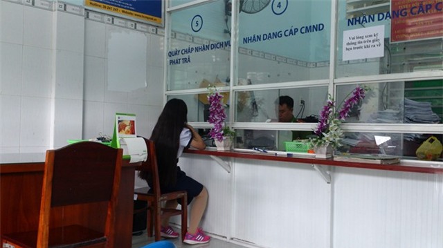 Hai nu sinh cau cuu Bi thu Dinh La Thang da lam the can cuoc hinh anh