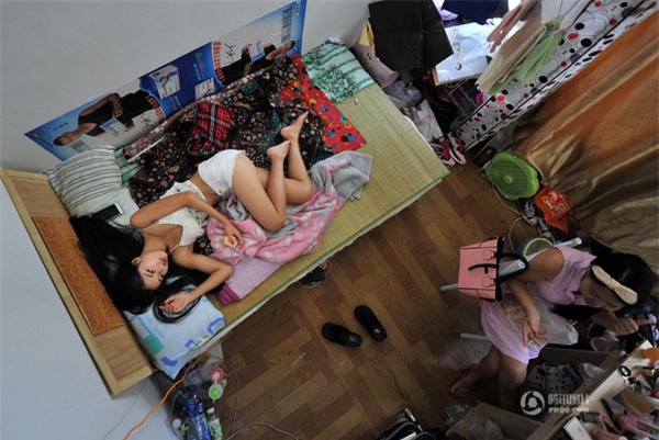 Vương Kỳ có khuôn mặt xinh đẹp và lạnh lùng đúng chuẩn người mẫu nhưng cơ thể lại không đáp ứng được những tham vọng và nhu cầu của hiện tại.