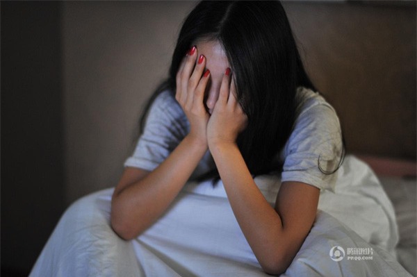 Vương Kỳ có khuôn mặt xinh đẹp và lạnh lùng đúng chuẩn người mẫu nhưng cơ thể lại không đáp ứng được những tham vọng và nhu cầu của hiện tại.