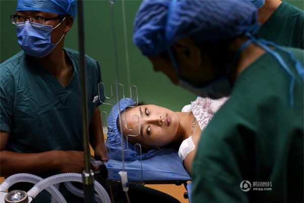 phẫu thuật nâng ngực