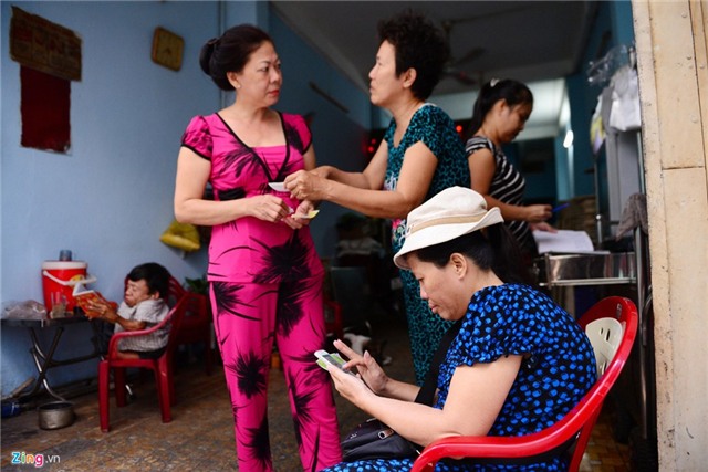 Anh em 'so dua' ban ve so o Sai Gon hinh anh