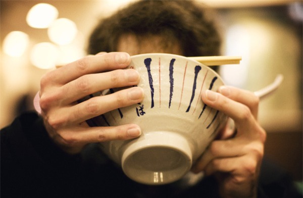 những điều kiêng kỵ bên bàn ăn