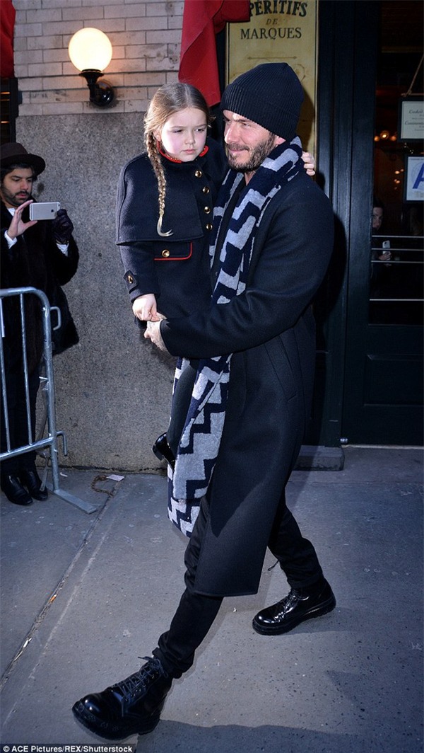 David Beckham cặm cụi khâu váy búp bê cho công chúa nhỏ Harper Seven - Ảnh 2.