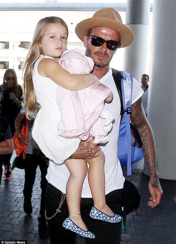 David Beckham cặm cụi khâu váy búp bê cho công chúa nhỏ Harper Seven - Ảnh 4.