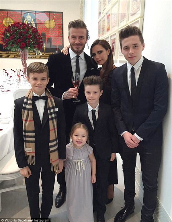 David Beckham cặm cụi khâu váy búp bê cho công chúa nhỏ Harper Seven - Ảnh 5.