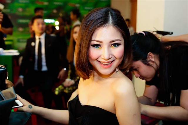 Chi Pu sanh doi Gil Le di xem The Remix hinh anh