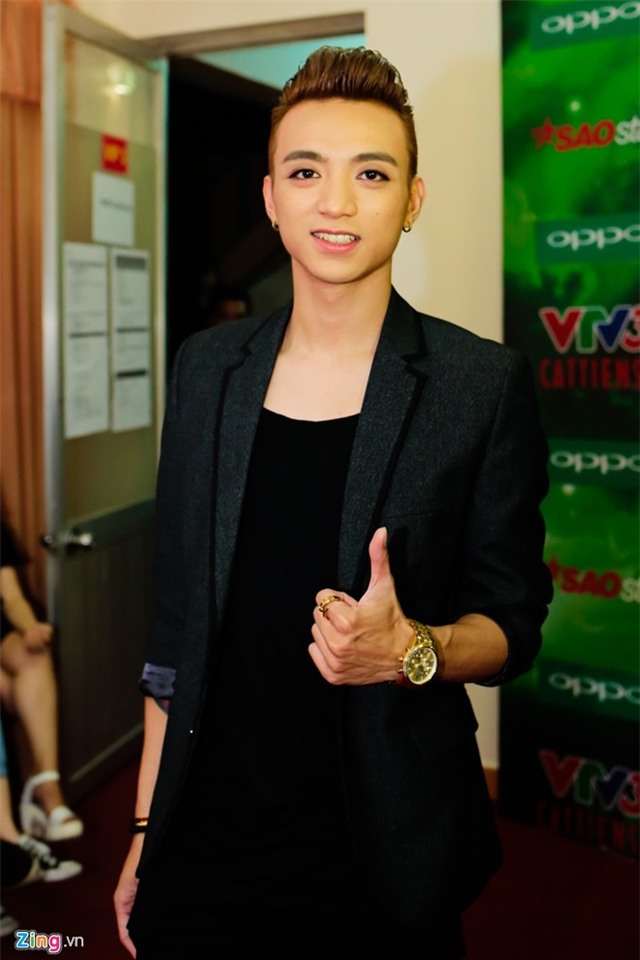 Chi Pu sanh doi Gil Le di xem The Remix hinh anh